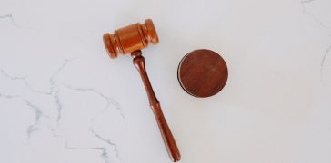 Comment choisir un avocat en droit professionnel?