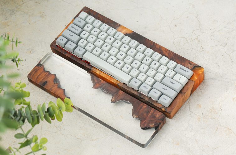 Un clavier d'ordinateur posé sur un porte clavier en bois avec de l'époxy Ice Resin