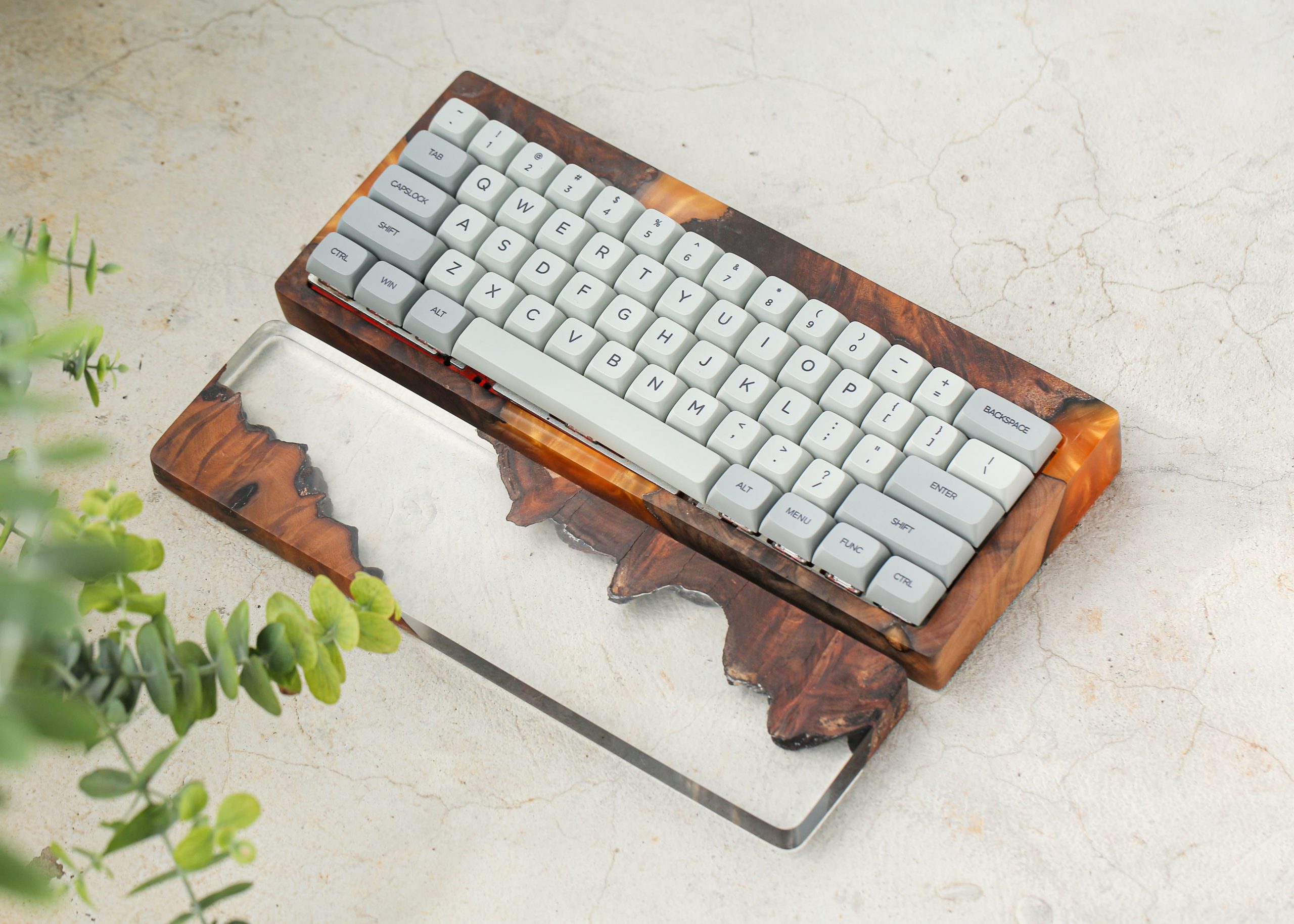 Un clavier d'ordinateur posé sur un porte clavier en bois avec de l'époxy Ice Resin